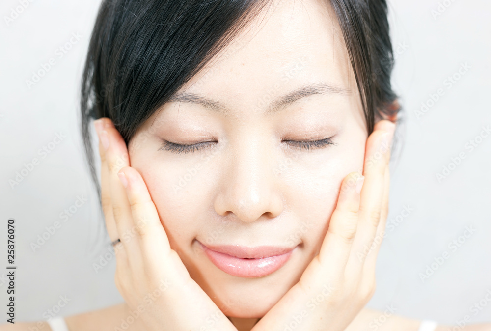 お肌のお手いれをする女性 お肌のお手いれをする女性