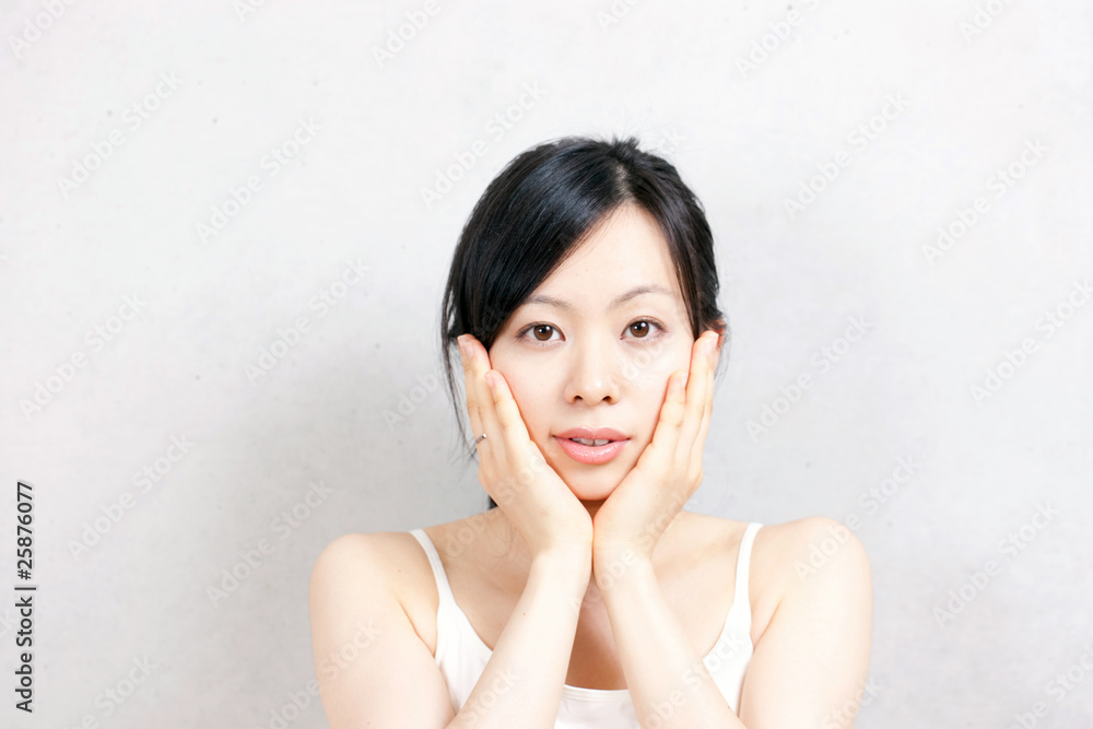 お肌のお手入れをする女性 お肌のお手入れをする女性