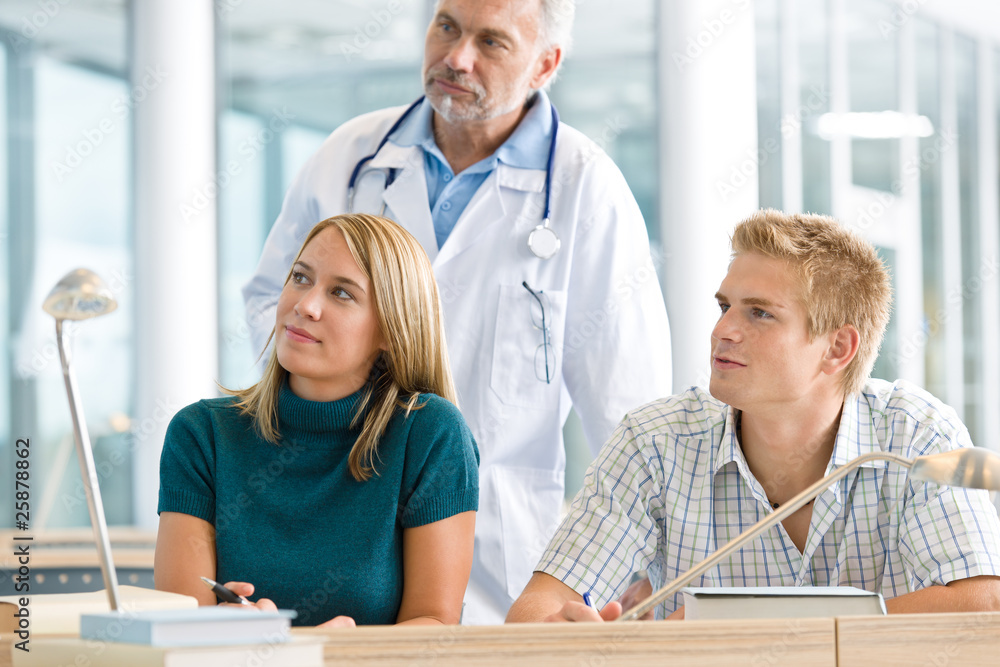 Obraz premium Medical students with professor in classroom