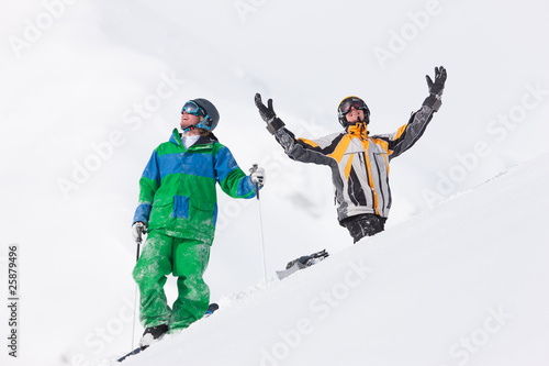 Skifahrer und Snowboarder auf Berg