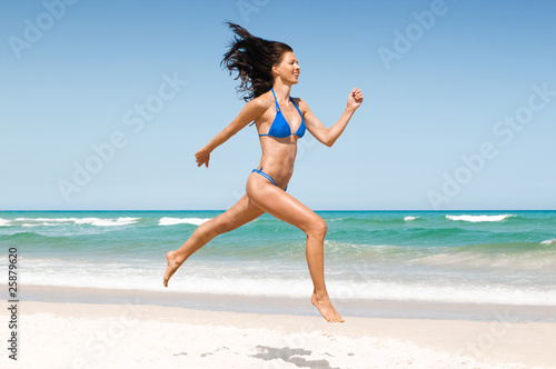 Frau rennt am Strand