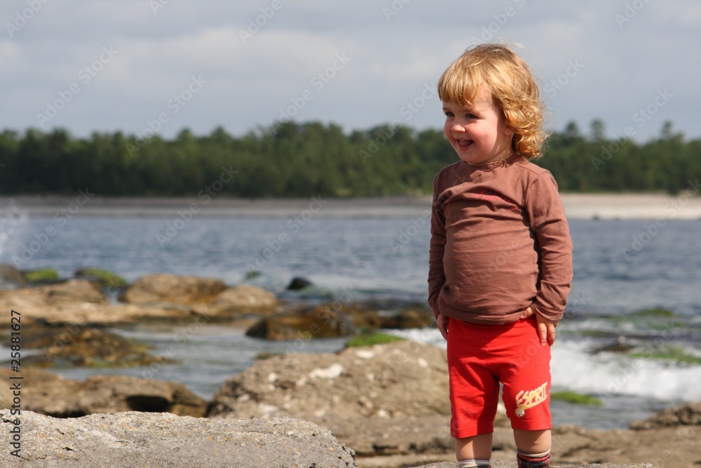 Kind am Meer in Schweden