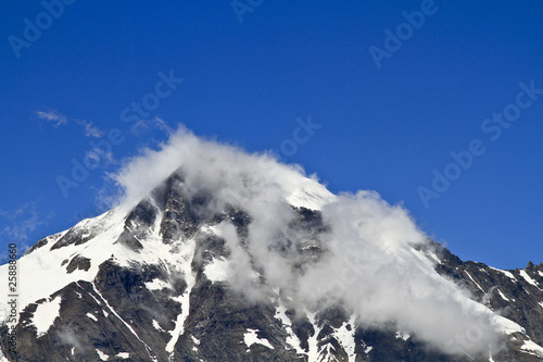 Wolken an einem Berggipfel