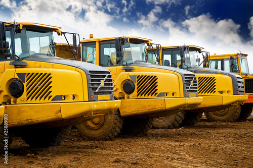 Εκτύπωση καμβά Row of yellow heavy tipper trucks