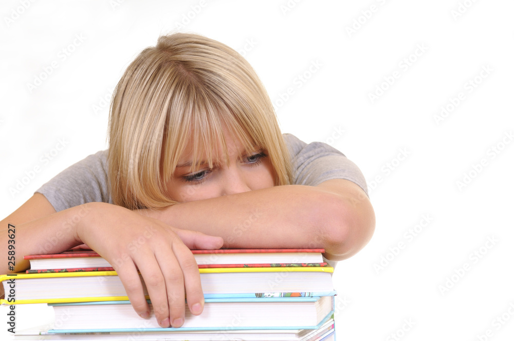 Erschöpfte junge Frau auf Bücherstapel Erschöpfte junge Frau auf Bücherstapel