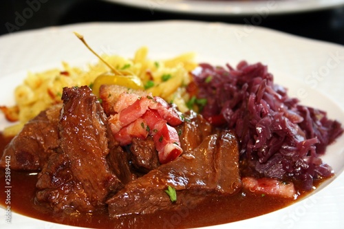 Hirschragout mit Rotkohl und Spätzle