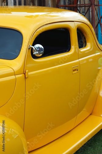 gros plan sur voiture ancienne jaune