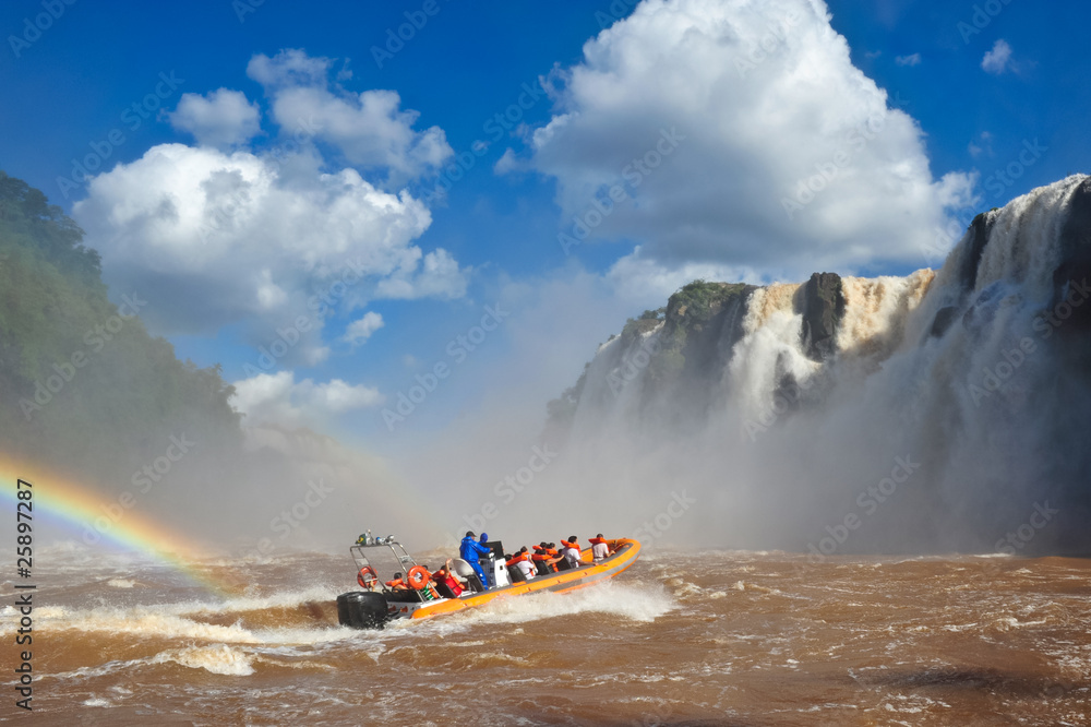 Obraz premium Iguazu river and boat