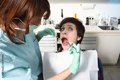 Patientin mit Panik vor Spritze beim Zahnarzt photo