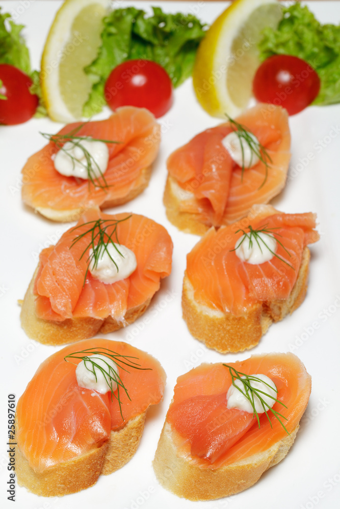 Lachscanapes mit Sahnemeerrettich Lachscanapes mit Sahnemeerrettich