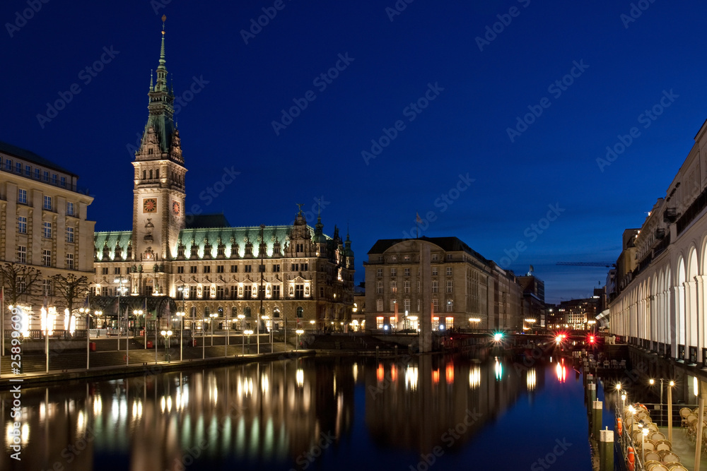 Hamburger Rathaus, Kleine Alster und Alsterarkaden bei Nacht