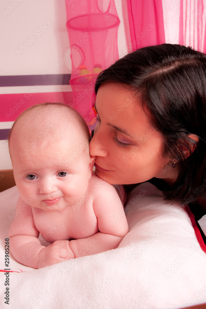 tendresse entre une maman et son bébé tendresse entre une maman et son bébé