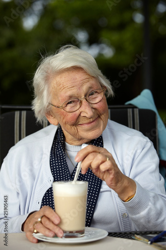 Canvastavla Nette alte Dame Latte Macchiato