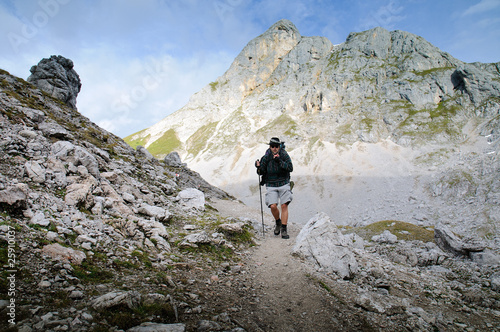 Bergwanderer auf steinigem Alpenweg
