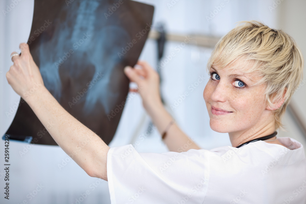 Obraz premium junge ärtzin mit röntgenbild