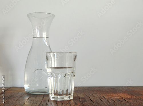 Karaffe und Wasserglas photo