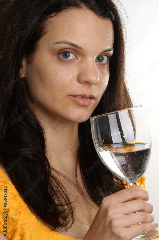 eine junge Frau trinkt Wasser aus einem Glas eine junge Frau trinkt Wasser aus einem Glas