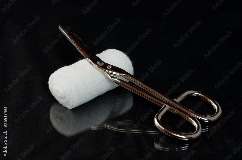 Schere mit Mullbinde Schere mit Mullbinde