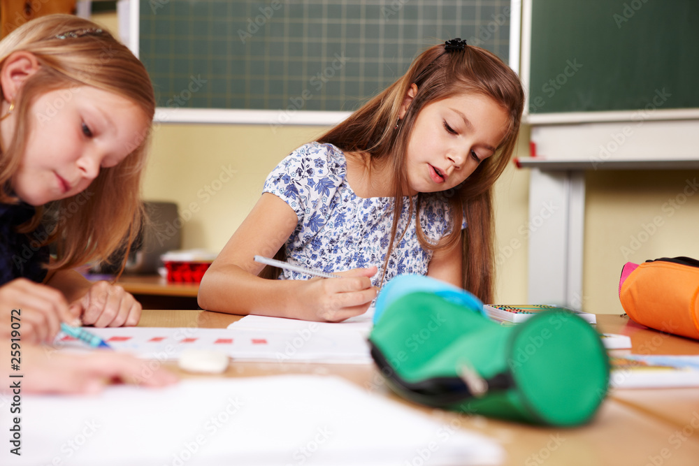Naklejka premium Mädchen in der Grundschule