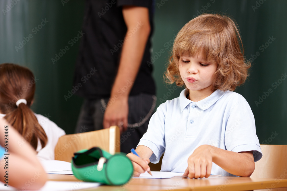 Junge in der Grundschule Junge in der Grundschule