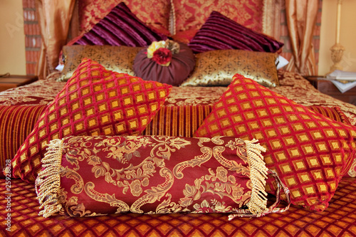 Foto red brocade cushions