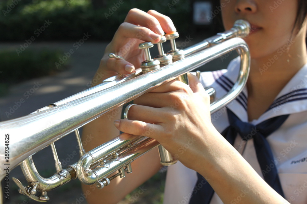 トランペットを吹く女子高生 Stock 写真 Adobe Stock