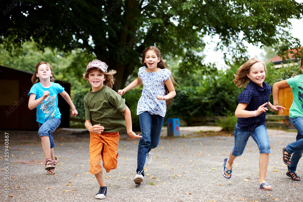 Obraz premium Kinder laufen auf Schulhof