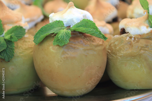 Fotografia baked apples colored mint
