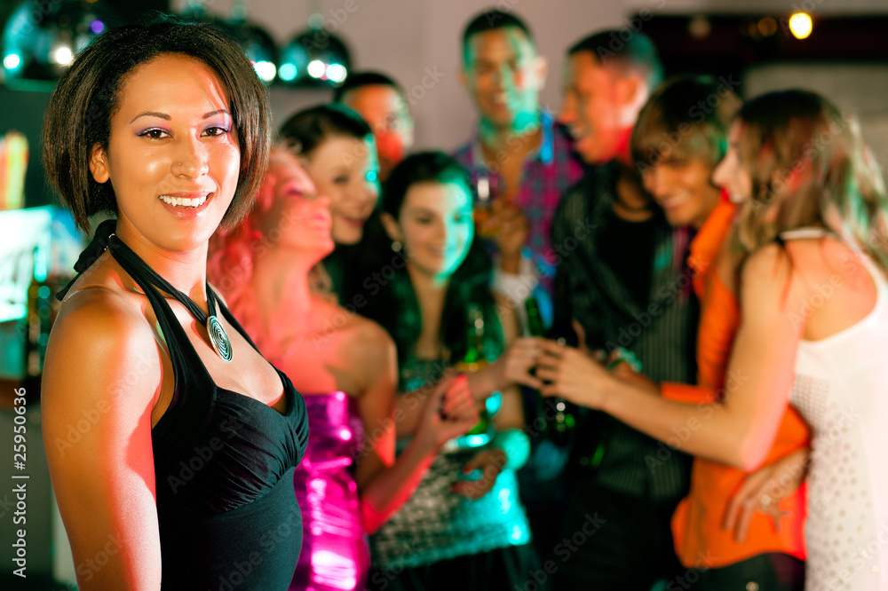 Freunde in Bar oder Disco Freunde in Bar oder Disco