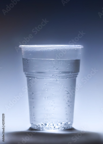 Пластиковый стаканчик с минеральной водой
