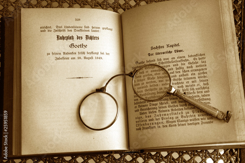 Altes Buch, aufgeschlagen, Brille