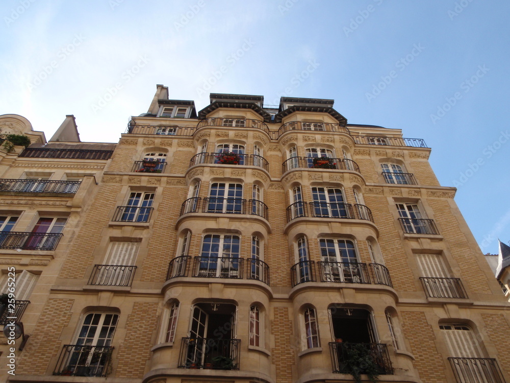 Façade d'immeuble de standing dans la quartier de Passy à Paris