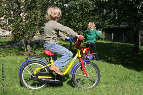Kinder mit dem Fahrrad