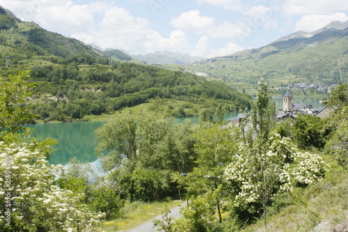 pueblo y embalse de Lanuza  Pirineos