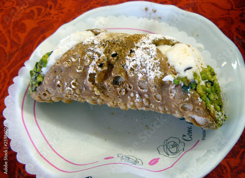 cannolo siciliano photo