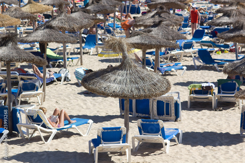 Sonnenliegen am Strand photo