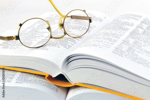 Wörterbücher und Brille