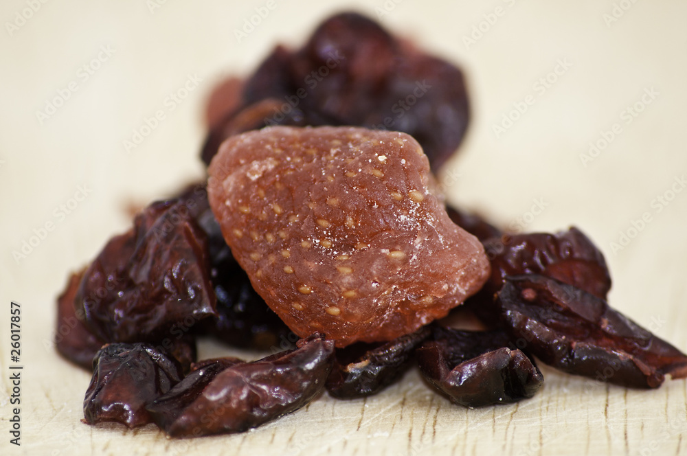 Obraz premium mix of Dried cranberries and strawberries close up