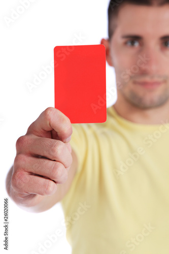 Mann hält rote Karte