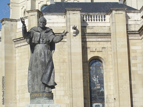 Estatua de Juan Pablo II photo