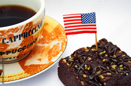 Brownie mit Kaffeetasse und USA Flagge