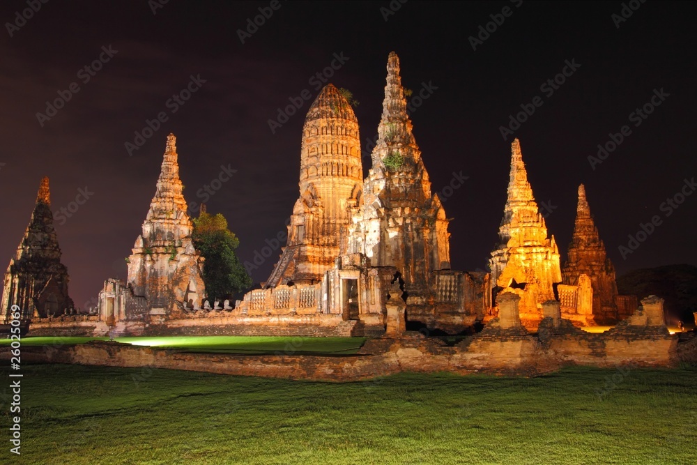 Fototapeta premium Night scene of Wat Chaiwattanaram