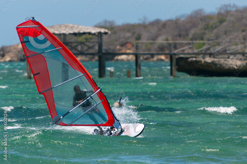 Naklejka premium Windsurf in the lagoon