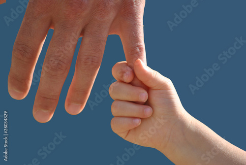 Una hija sigue su padre con la mano