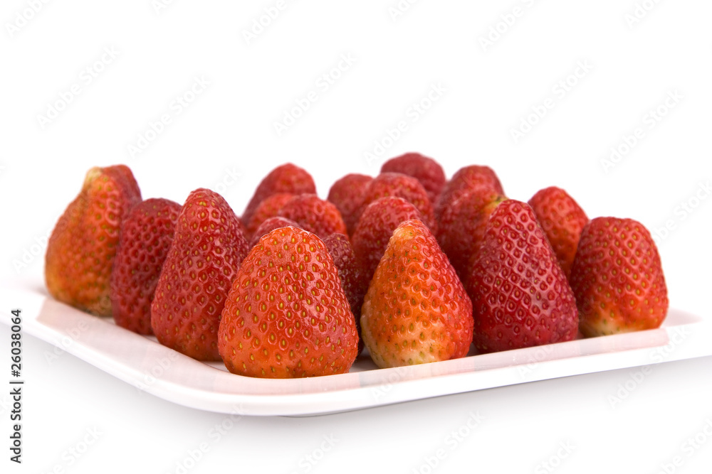 Erdbeeren auf weißem Teller isoliert