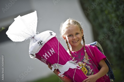 Schülerin vor ihren ersten Schultag
