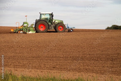 Traktor bei der Feldbearbeitung