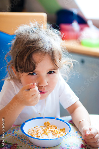 Fotografie Kind essen Cornflakes