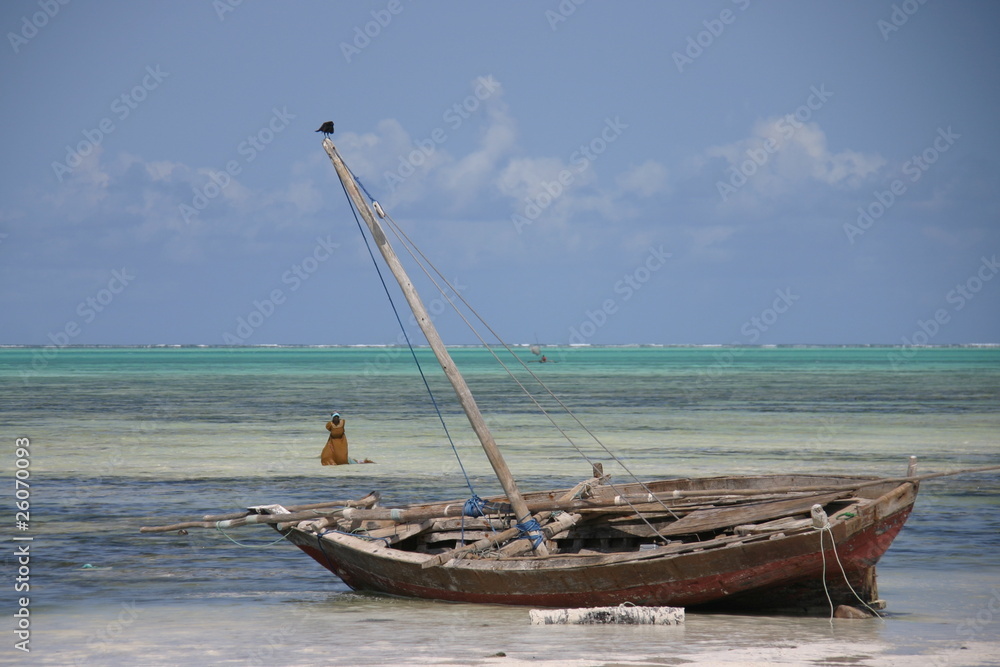bateau echoue et dame marchant sur l'eau bateau echoue et dame marchant sur l'eau