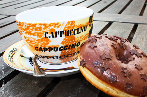 Donut mit Kaffeetasse